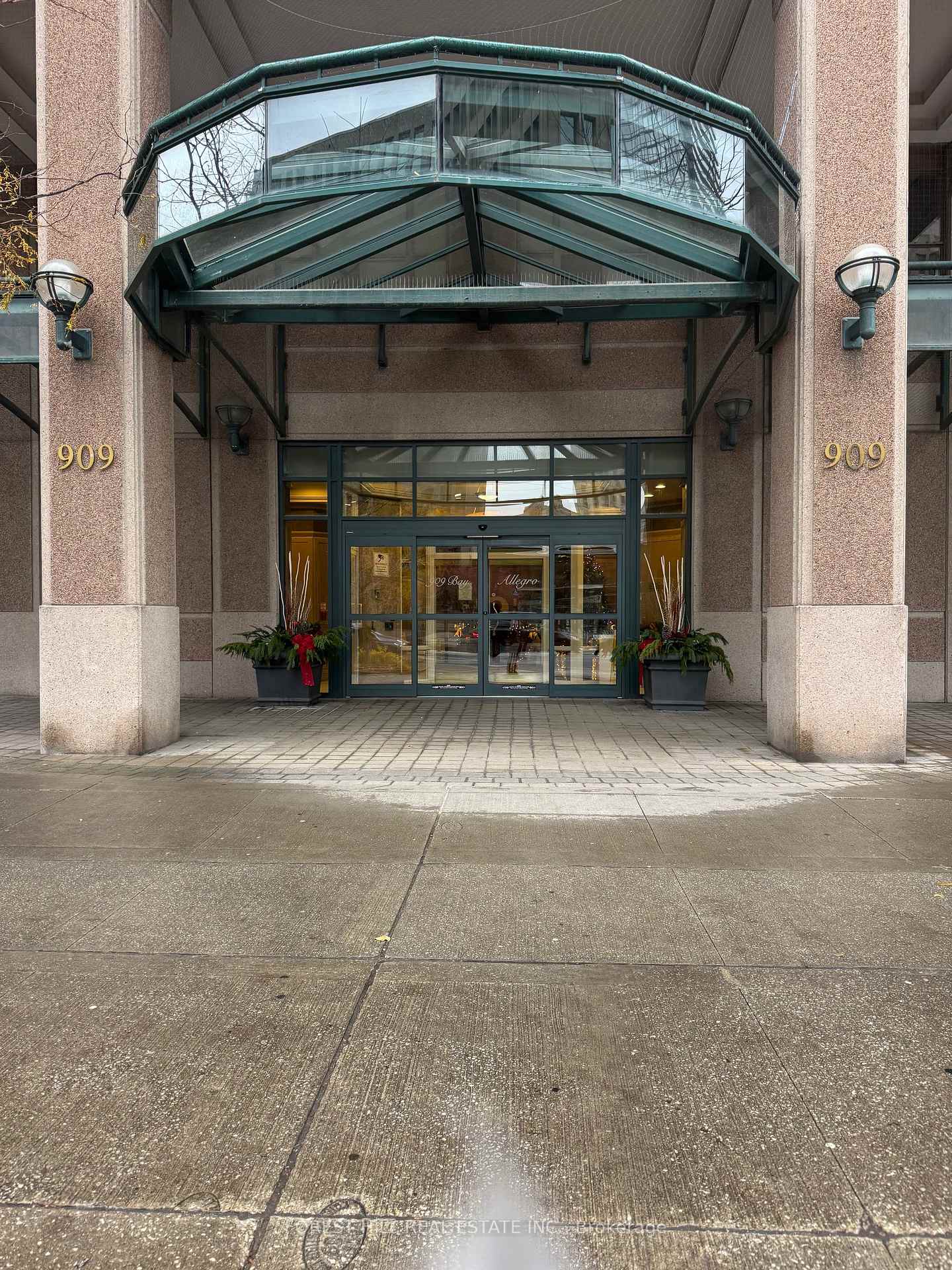 909-bay-street-toronto-ontario-c12600540