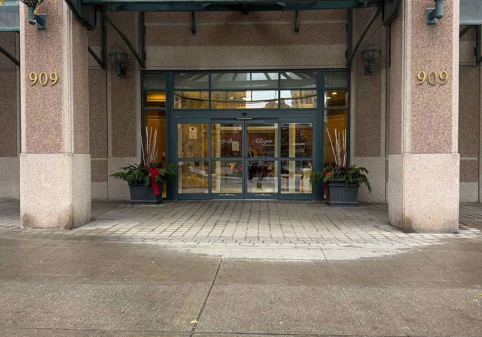 909-bay-street-toronto-ontario-c12600540