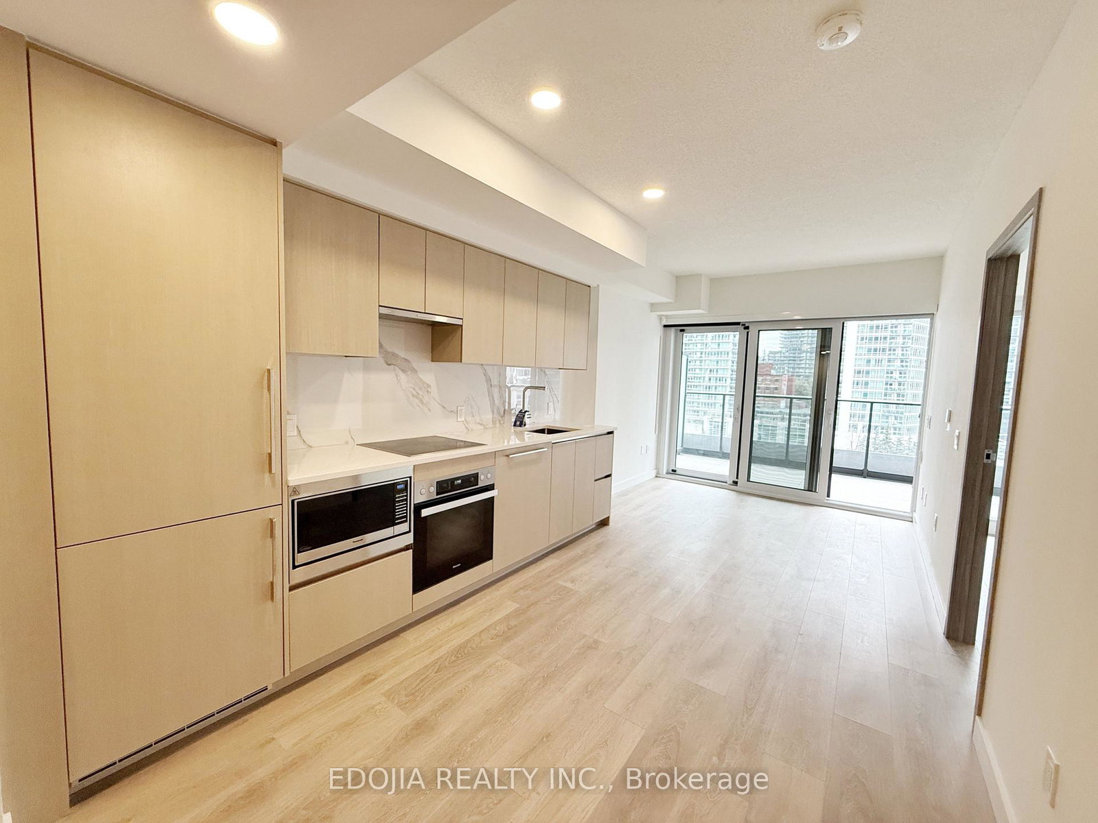 1-concord-cityplace-way-toronto-ontario-c12603444