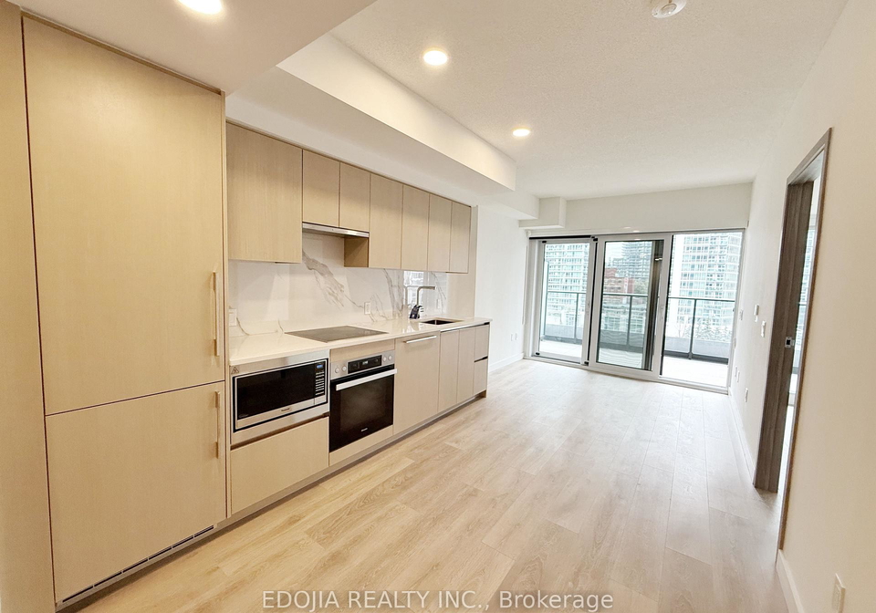 1-concord-cityplace-way-toronto-ontario-c12603444
