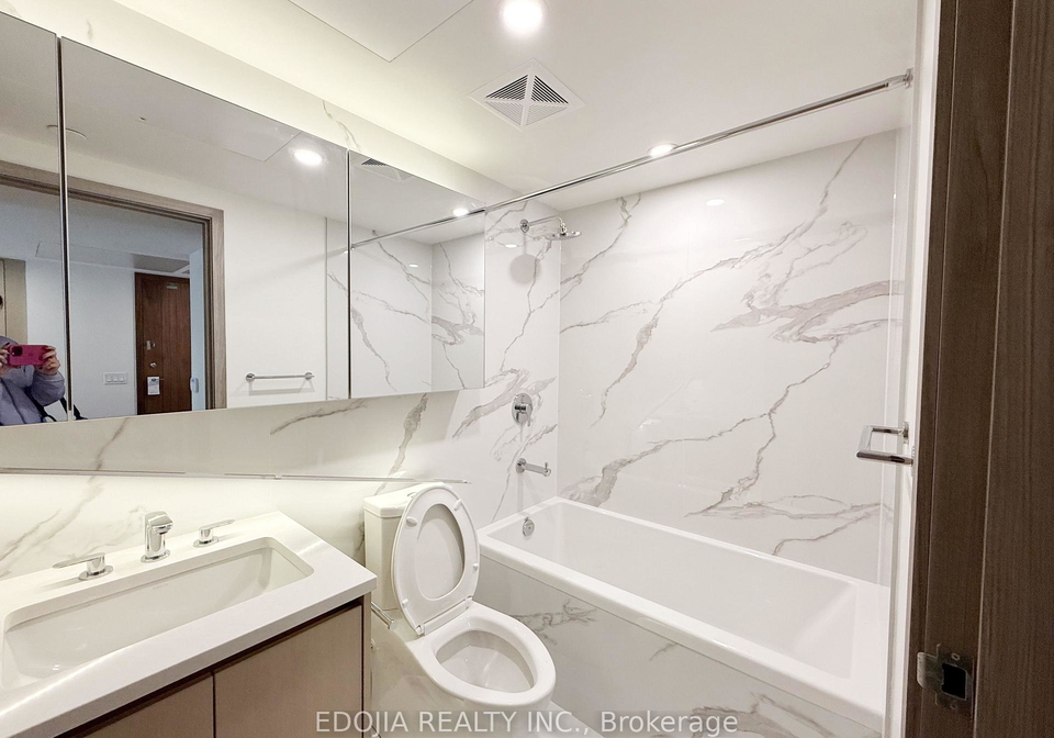 1-concord-cityplace-way-toronto-ontario-c12603444