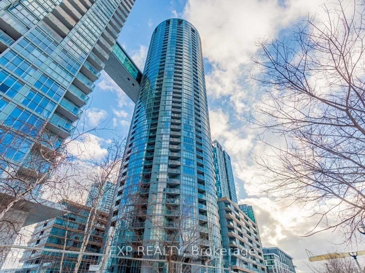 21-iceboat-terrace-toronto-ontario-c12604578