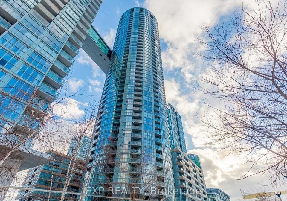 21-iceboat-terrace-toronto-ontario-c12604578