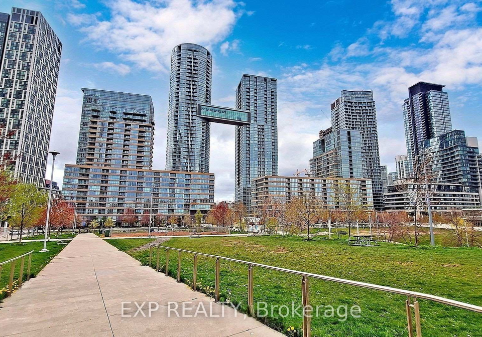 21-iceboat-terrace-toronto-ontario-c12604578