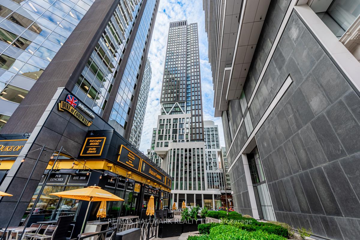 238-simcoe-street-toronto-ontario-c12608066