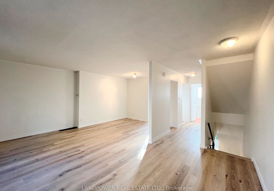 41-yellow-birchway-north-york-ontario-c12609538