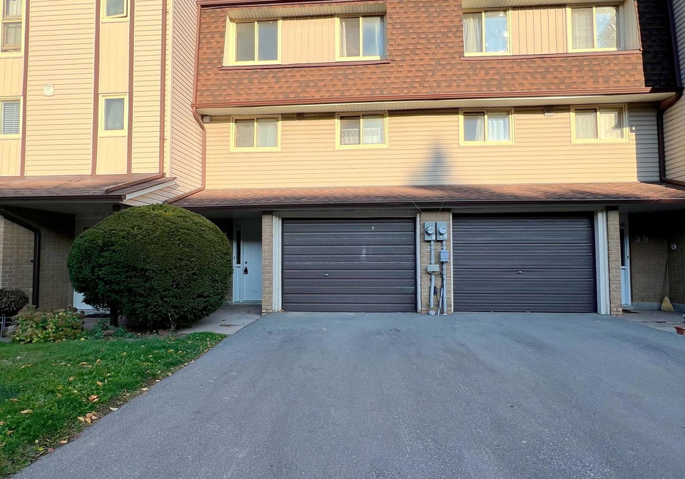 41-yellow-birchway-north-york-ontario-c12609538