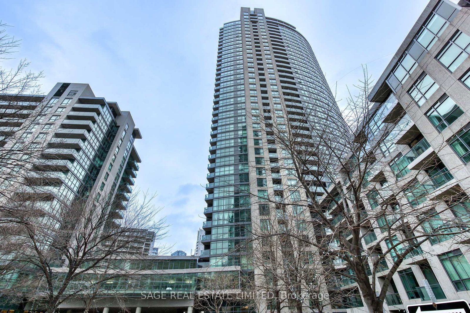 215-fort-york-boulevard-toronto-ontario-c12610040