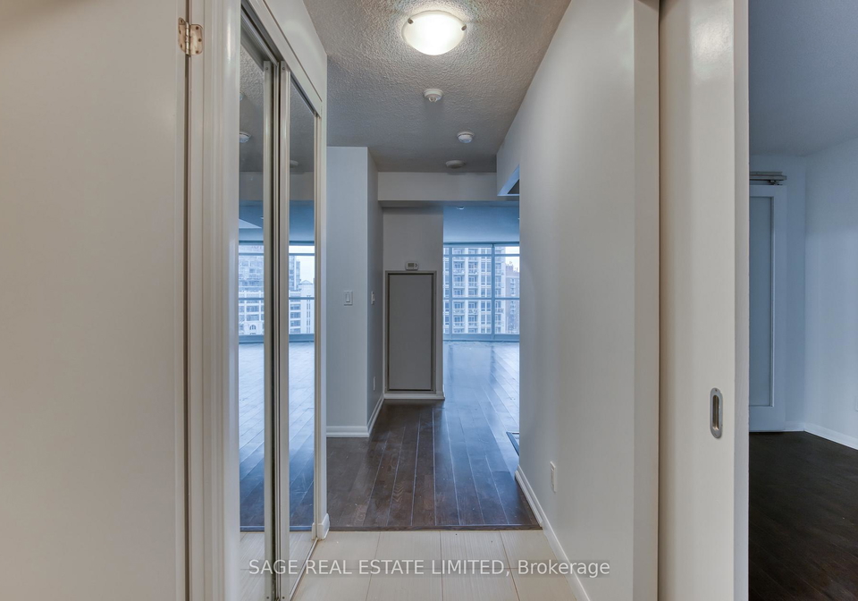 215-fort-york-boulevard-toronto-ontario-c12610040