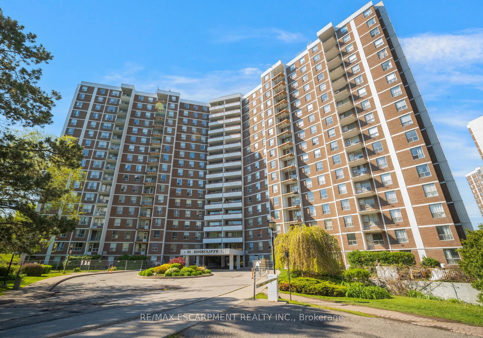 10-edgecliff-golfway-east-york-ontario-c12611044