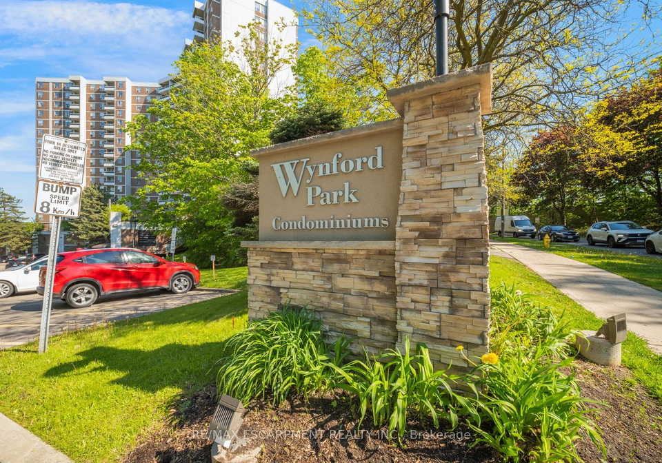10-edgecliff-golfway-east-york-ontario-c12611044