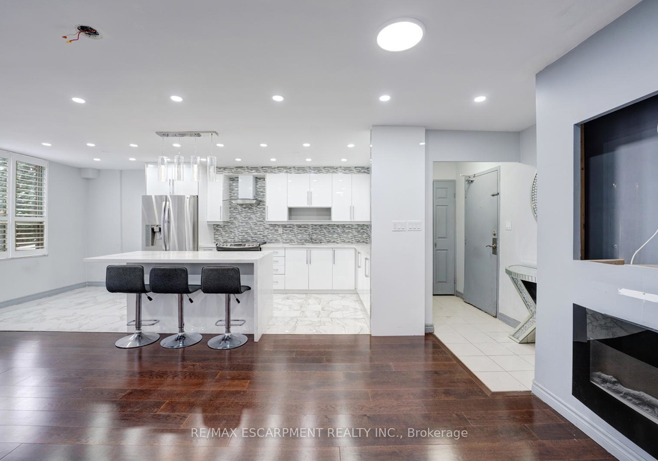 10-edgecliff-golfway-east-york-ontario-c12611044