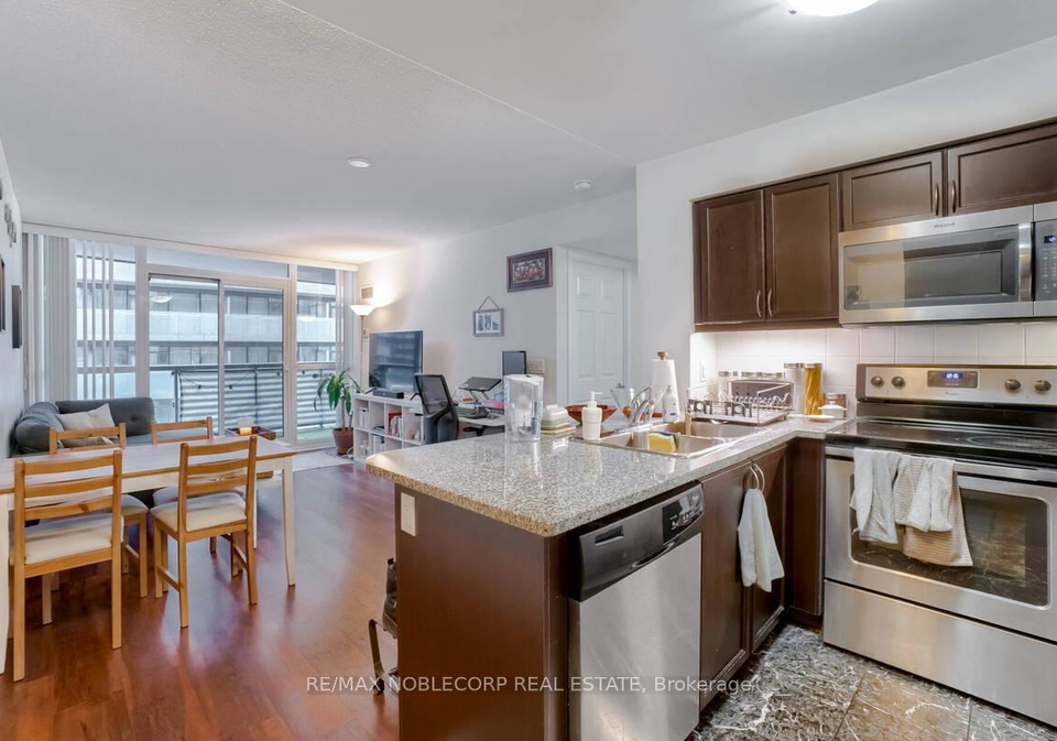 19-grand-trunk-crescent-toronto-ontario-c12613000