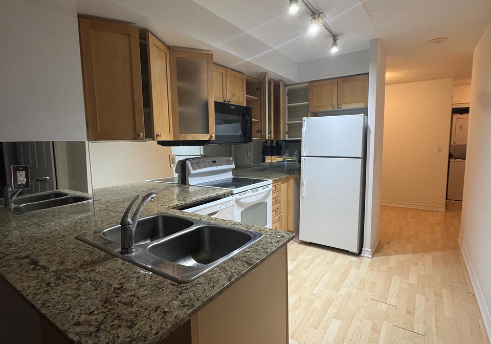 761-bay-street-toronto-ontario-c12613402