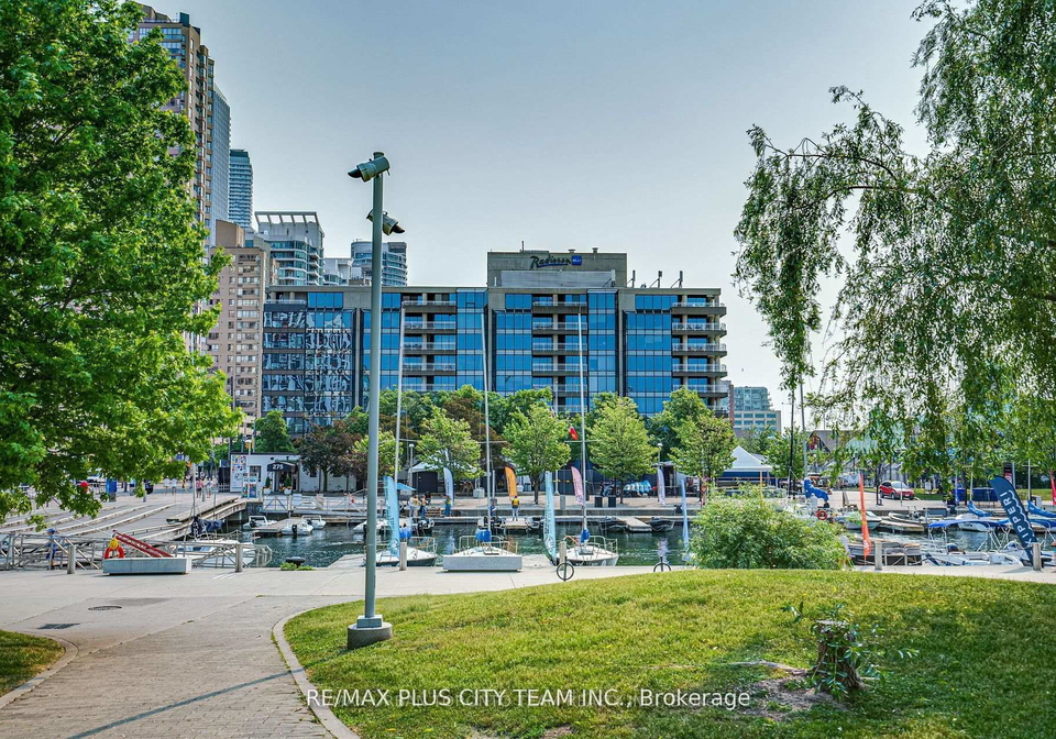 251-queens-quay-w-toronto-ontario-c12630242