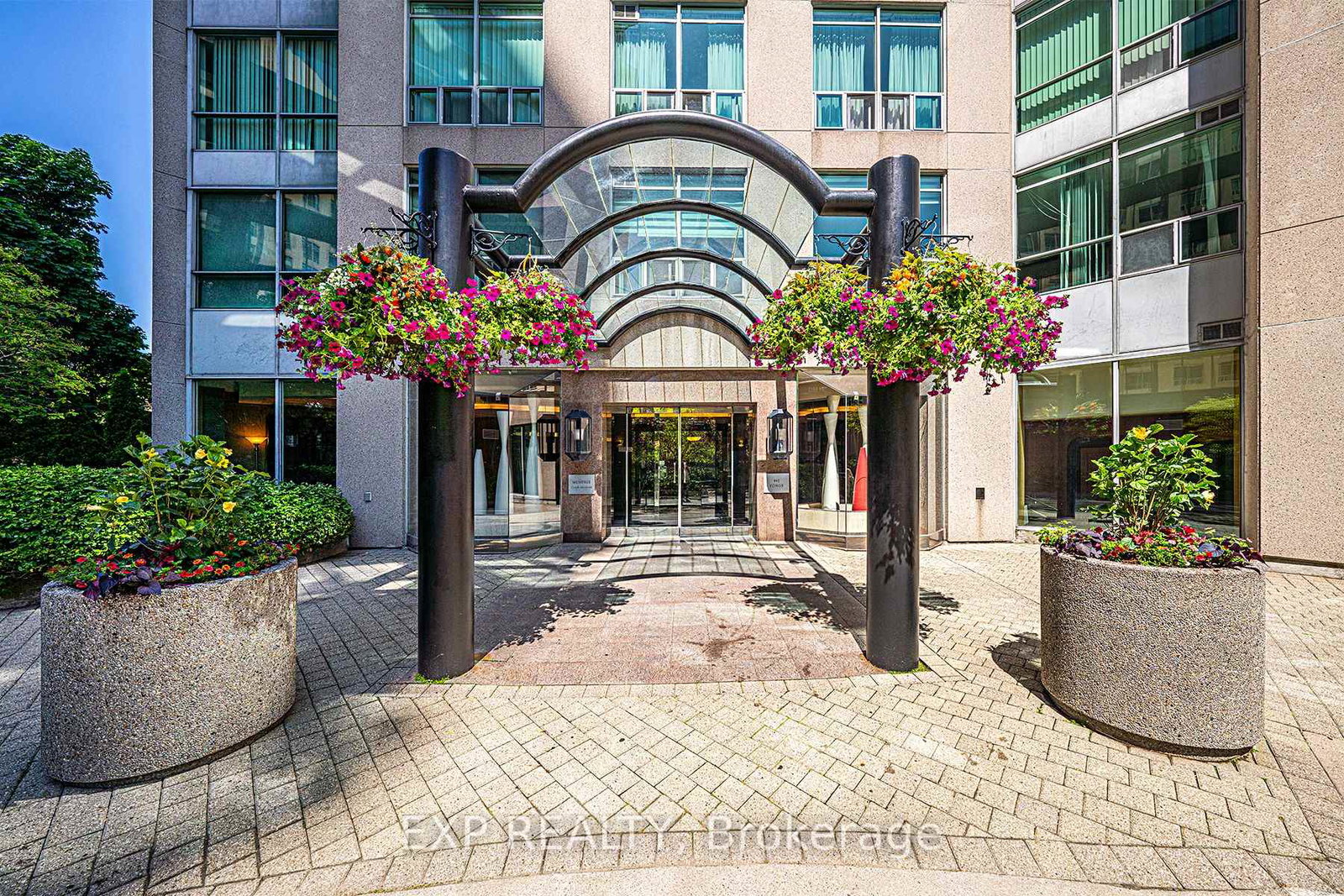 942-yonge-street-s-toronto-ontario-c12633216