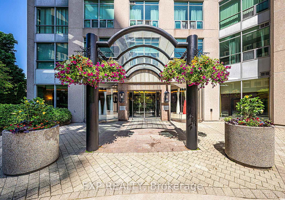 942-yonge-street-s-toronto-ontario-c12633216