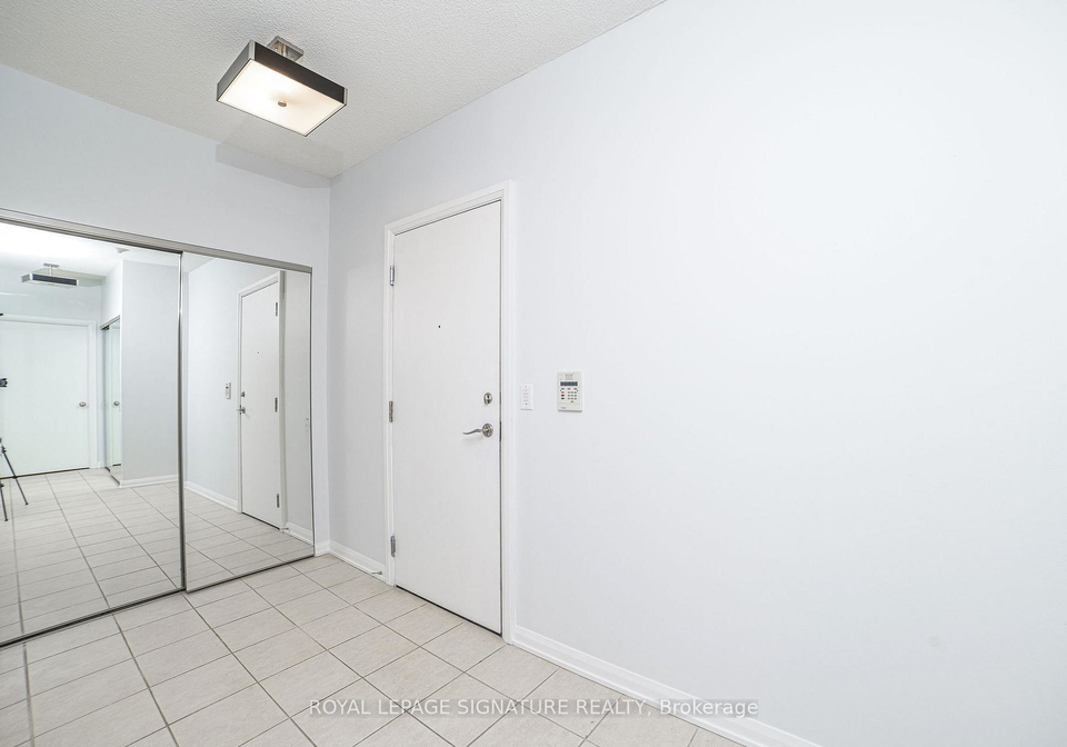 11-soho-street-toronto-ontario-c12638774