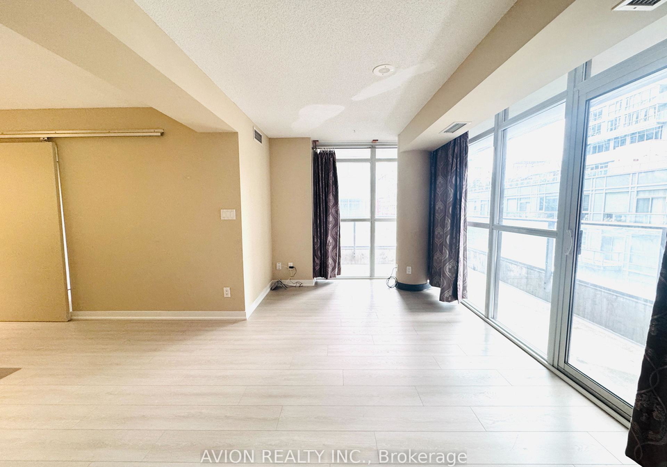 126-simcoe-street-toronto-ontario-c12640062
