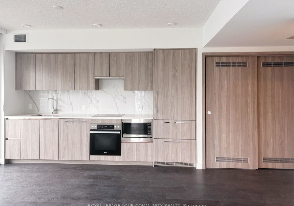 1-concord-cityplace-way-toronto-ontario-c12642902