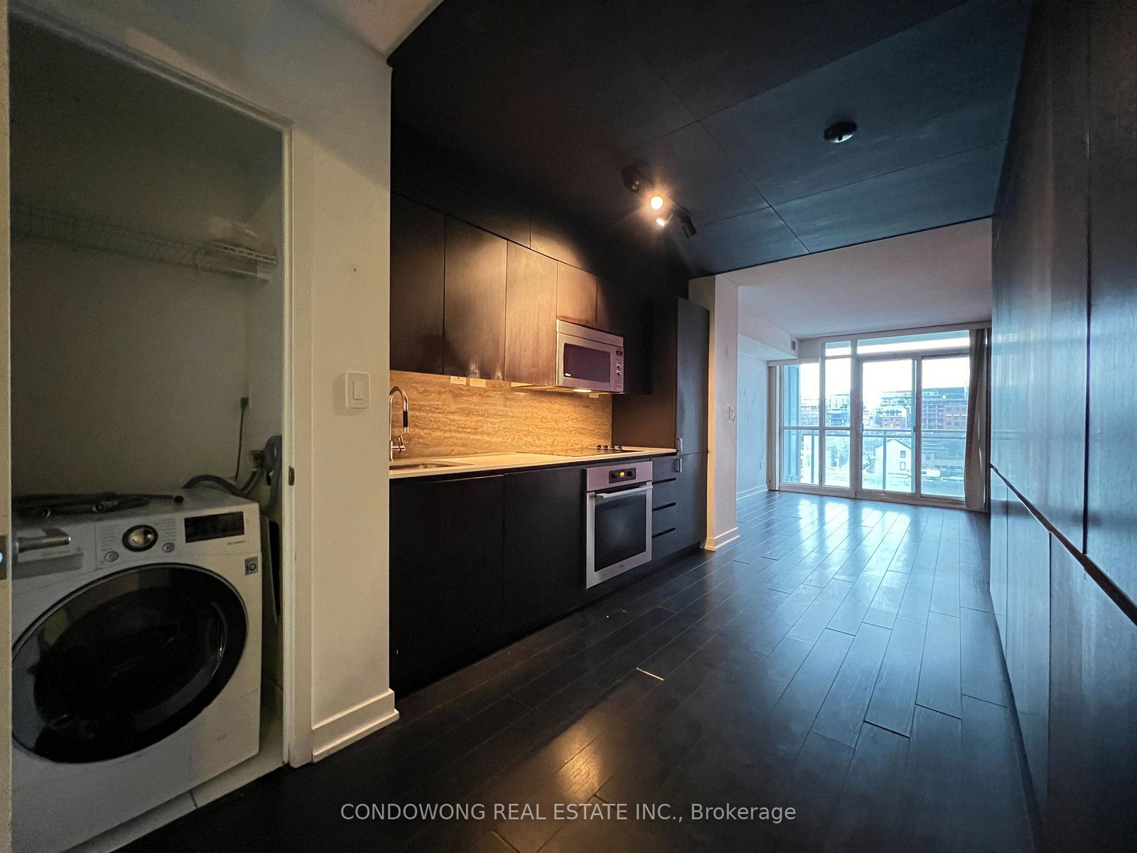 15-iceboat-terrace-toronto-ontario-c12643916