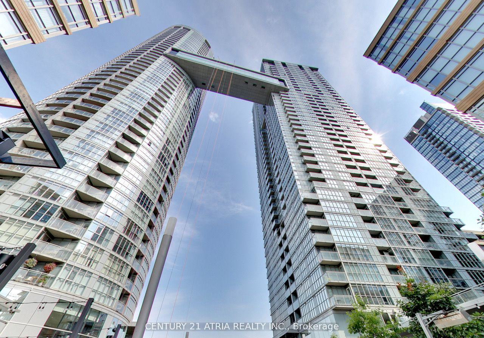 15-iceboat-terrace-toronto-ontario-c12645228
