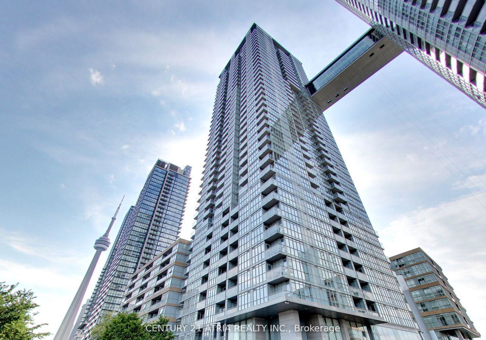 15-iceboat-terrace-toronto-ontario-c12645228