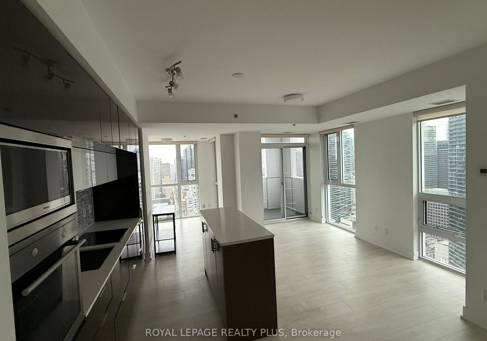 318-richmond-street-toronto-ontario-c12645324