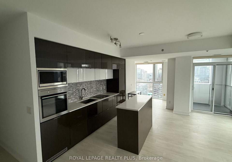 318-richmond-street-toronto-ontario-c12645324