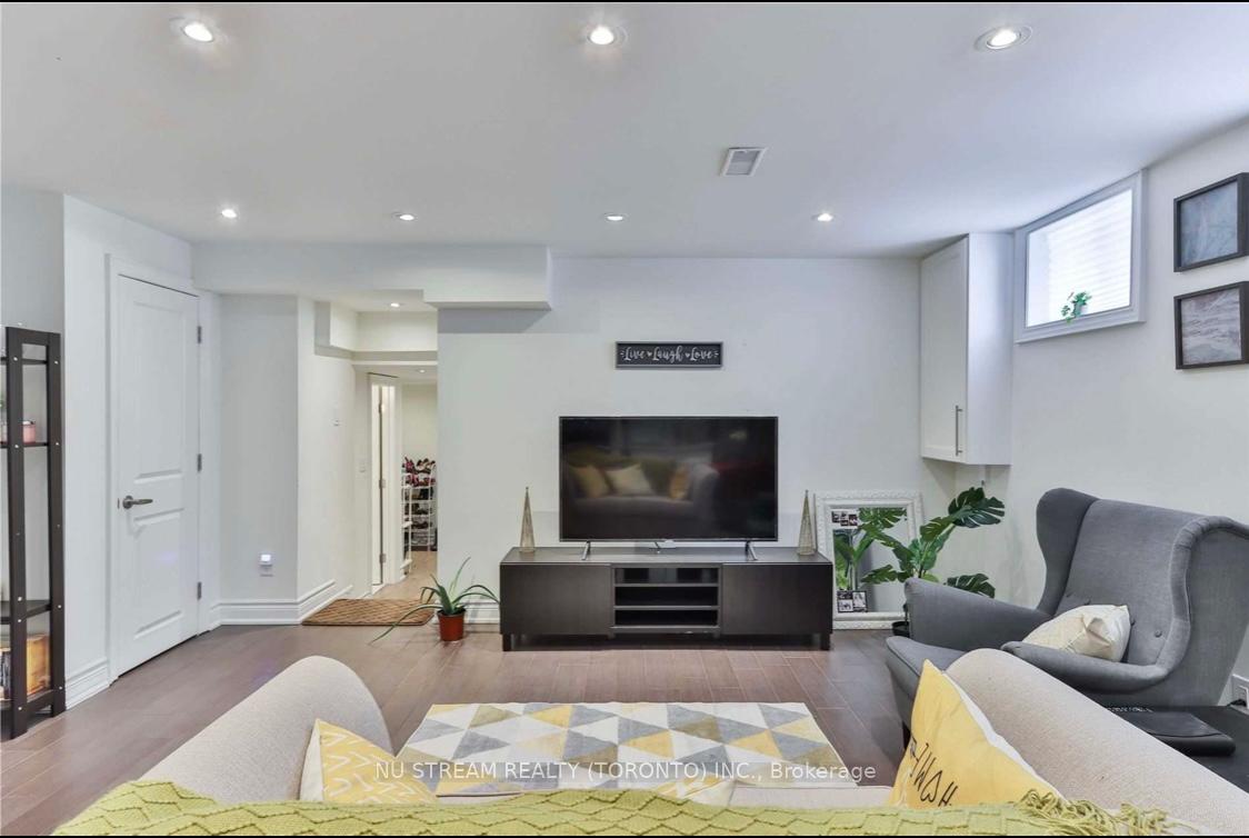 36-flavian-crescent-north-york-ontario-c12645336