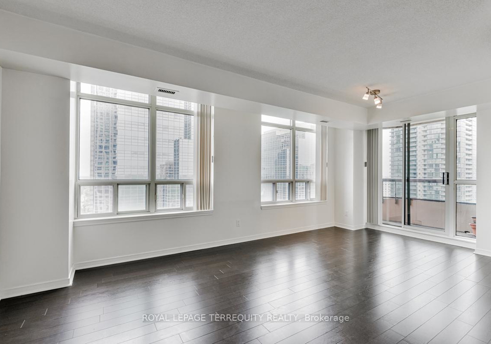 8-hillcrest-avenue-north-york-ontario-c12649484