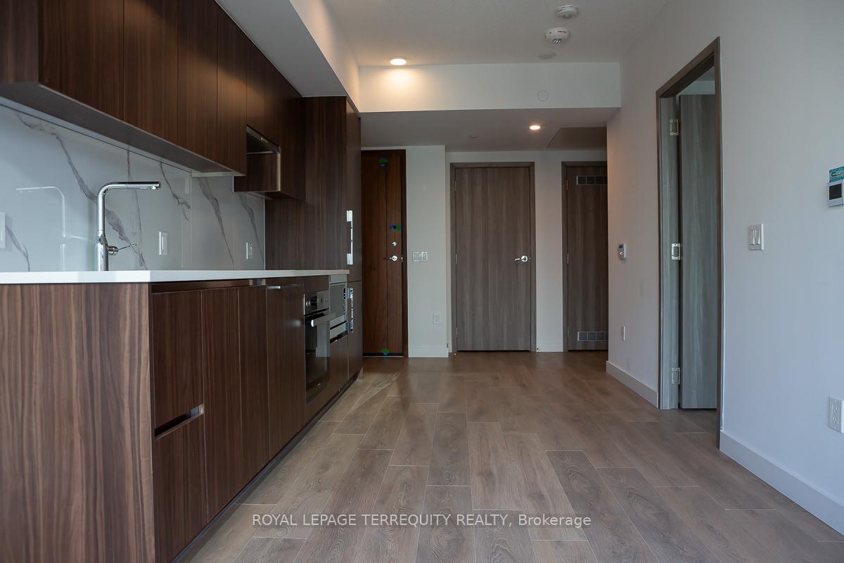 1-concord-cityplace-way-w-toronto-ontario-c12653016