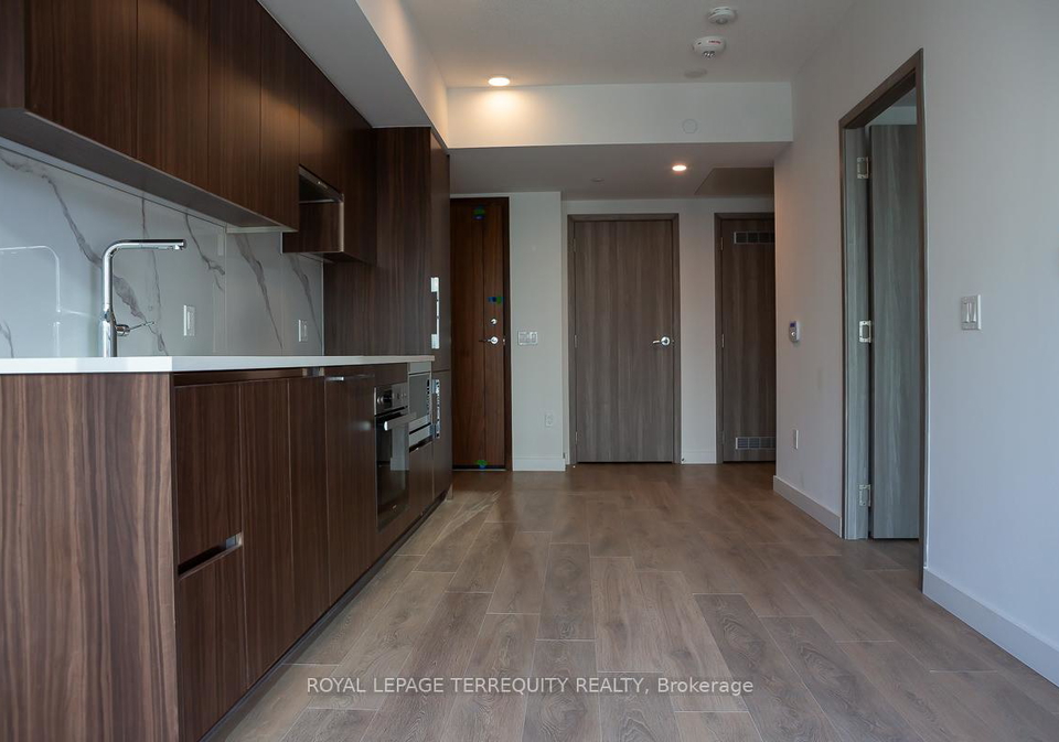 1-concord-cityplace-way-w-toronto-ontario-c12653016