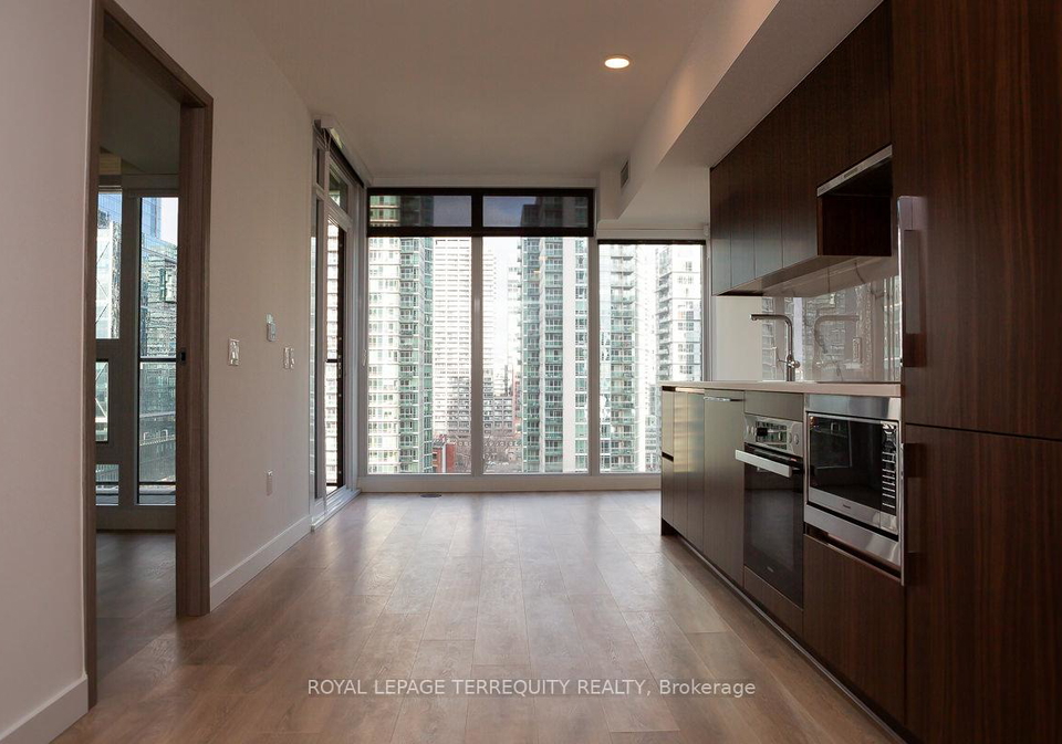 1-concord-cityplace-way-w-toronto-ontario-c12653016