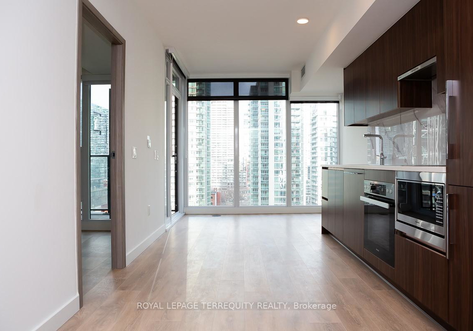 1-concord-cityplace-way-w-toronto-ontario-c12653016