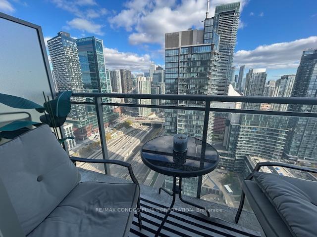15-iceboat-terrace-toronto-ontario-c12654356