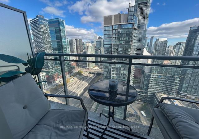 15-iceboat-terrace-toronto-ontario-c12654356