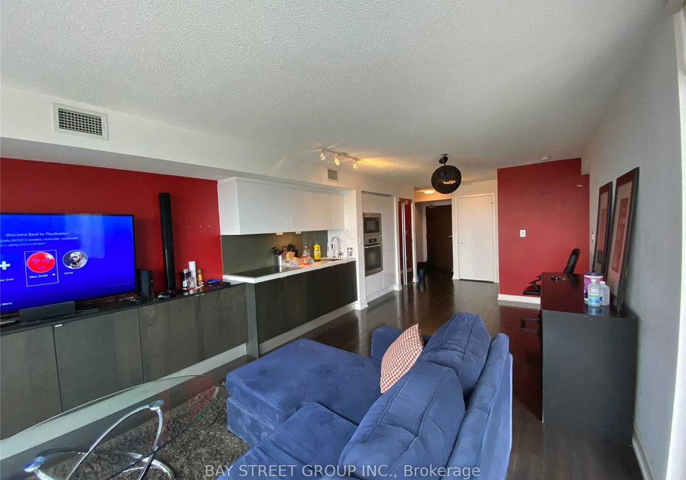 21-iceboat-terrace-toronto-ontario-c12655338