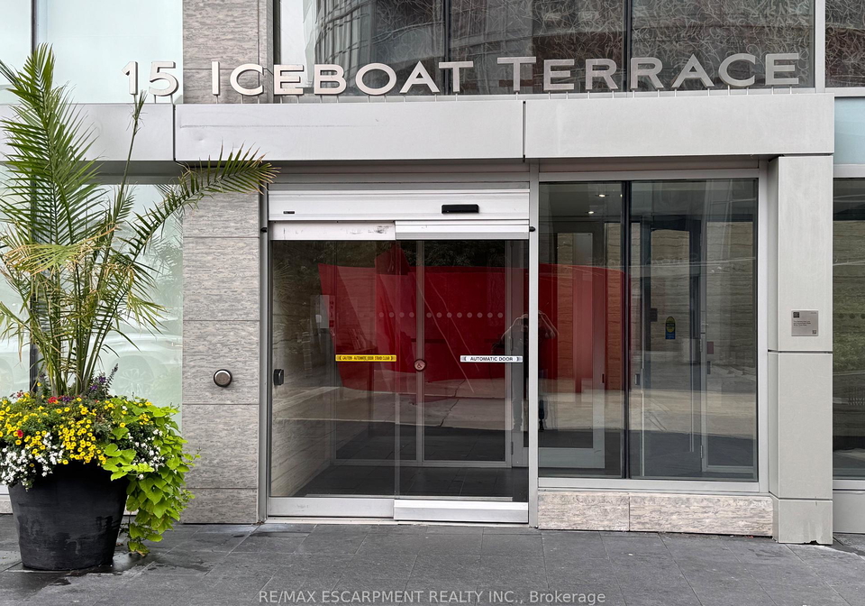 15-iceboat-terrace-toronto-ontario-c12657928