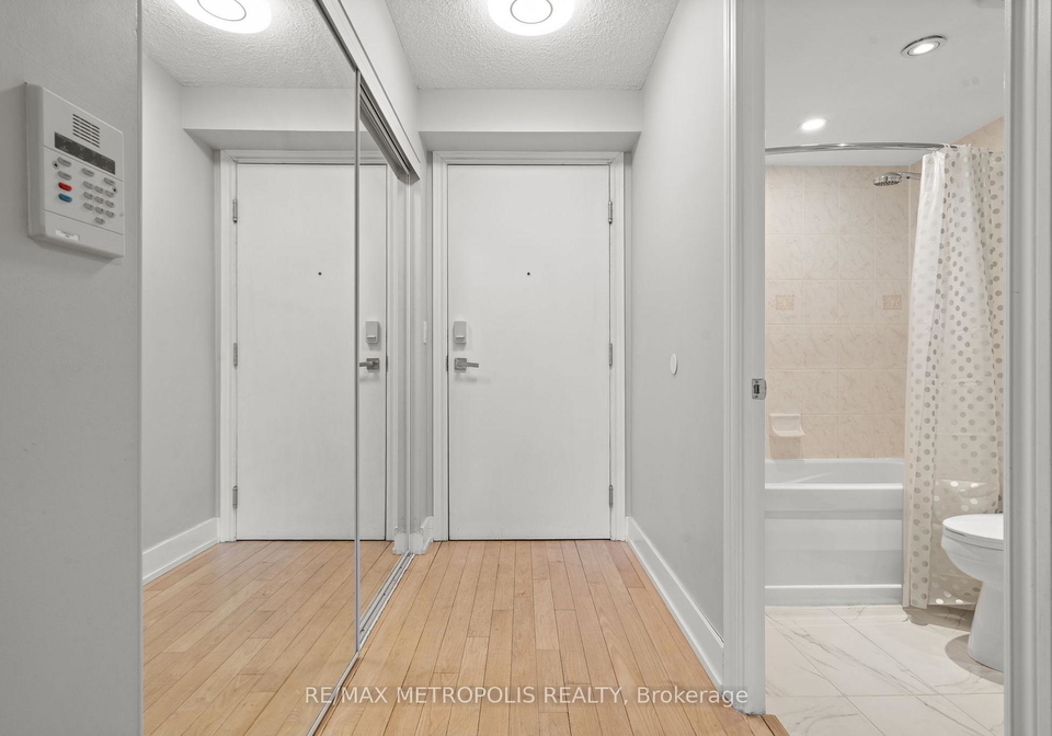 250-wellington-street-w-toronto-ontario-c12658574