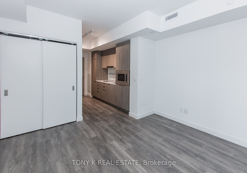 215-queen-street-w-toronto-ontario-c12659674