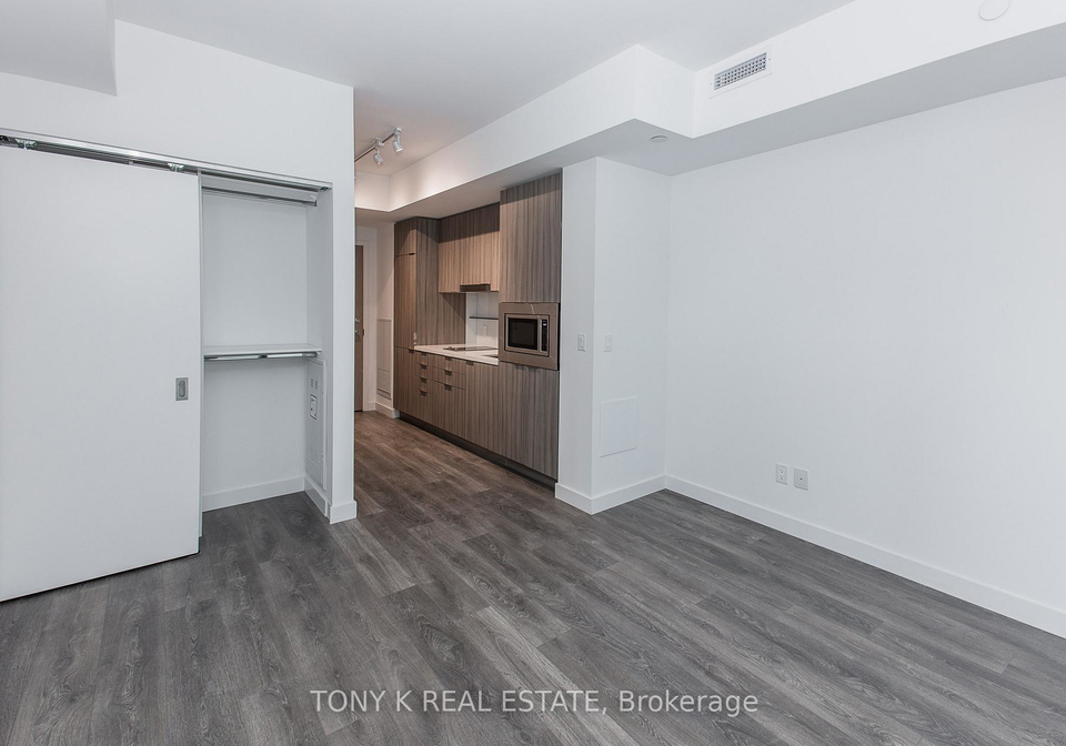 215-queen-street-w-toronto-ontario-c12659674