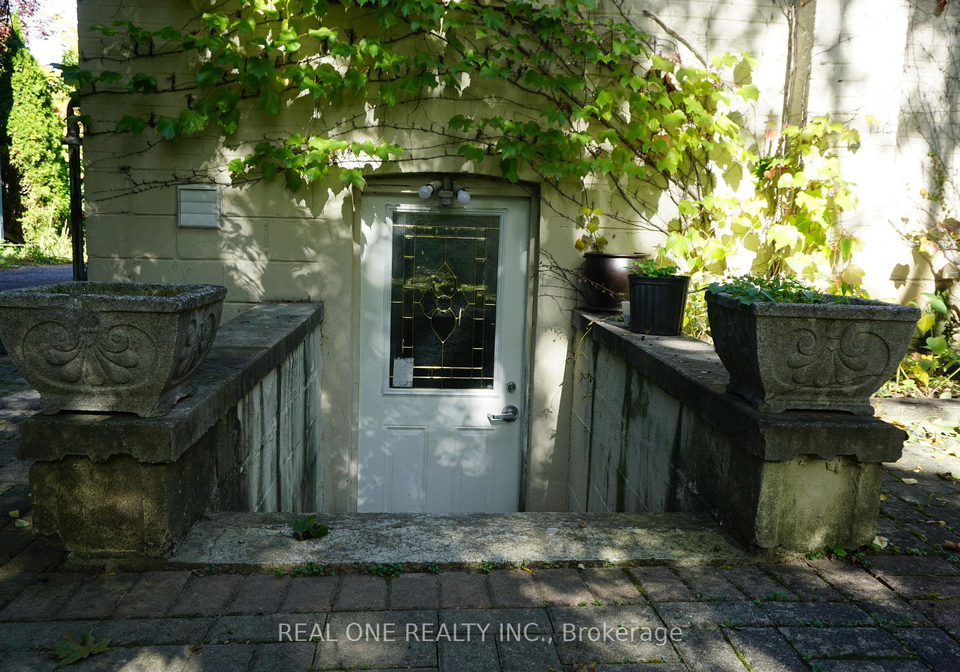 215-poyntz-avenue-toronto-ontario-c12660402