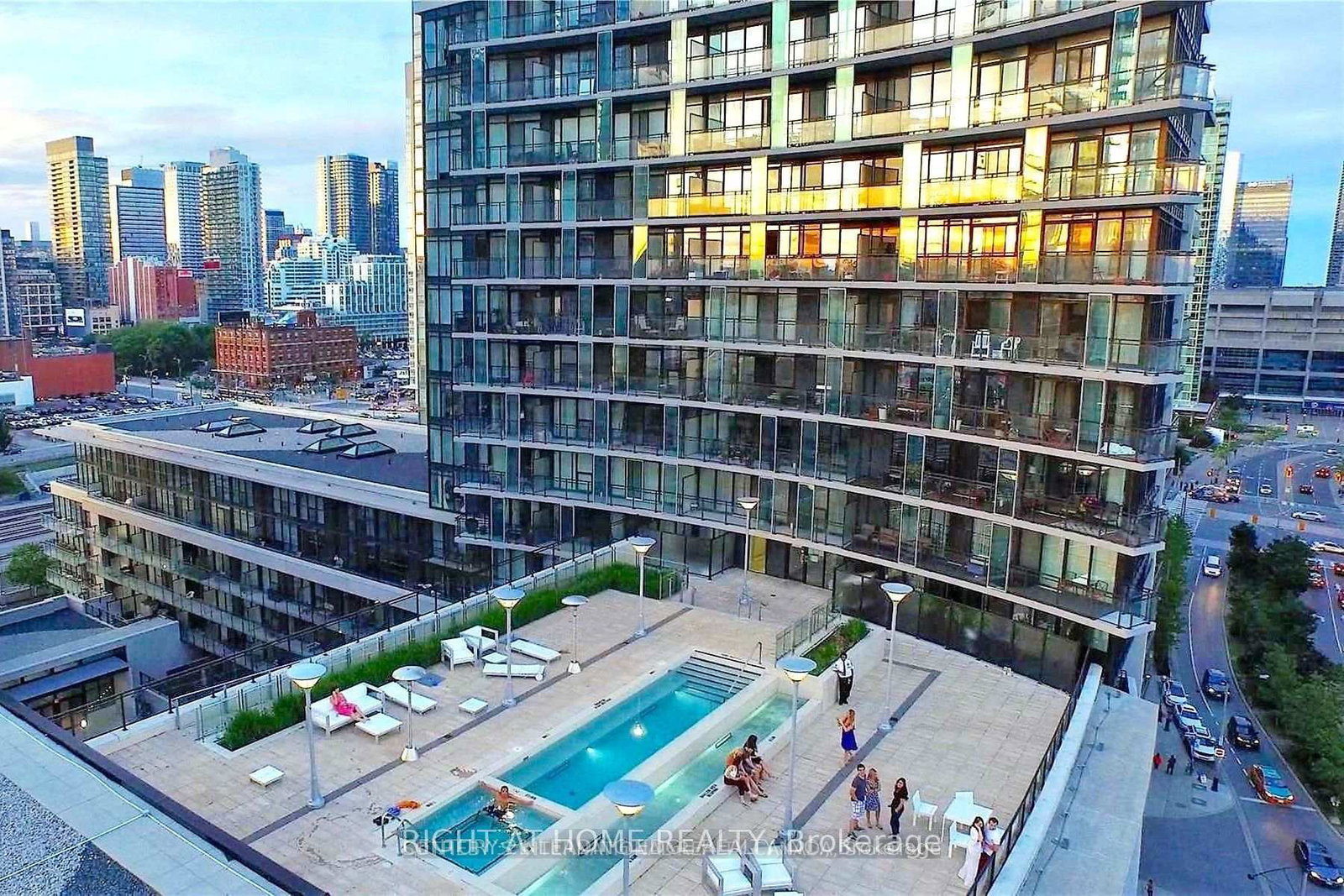 8-telegram-mews-toronto-ontario-c12663114