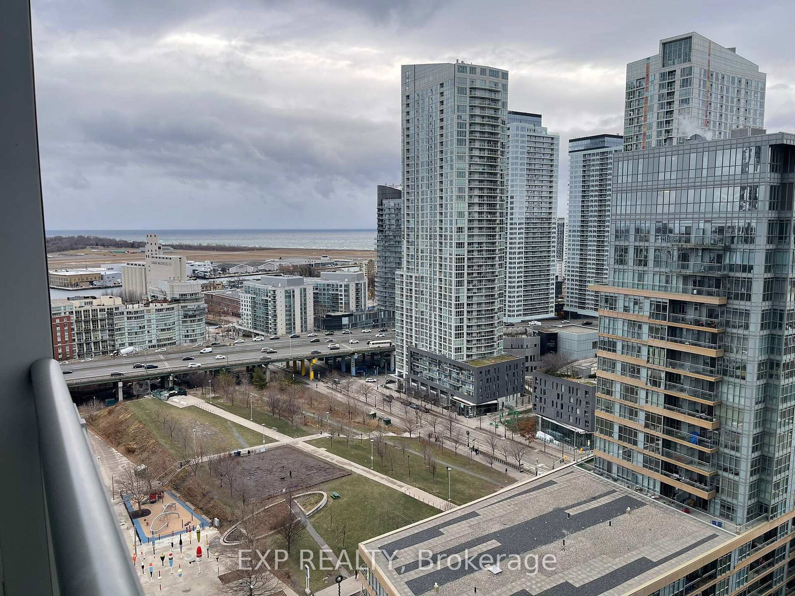 15-iceboat-terrace-toronto-ontario-c12666032