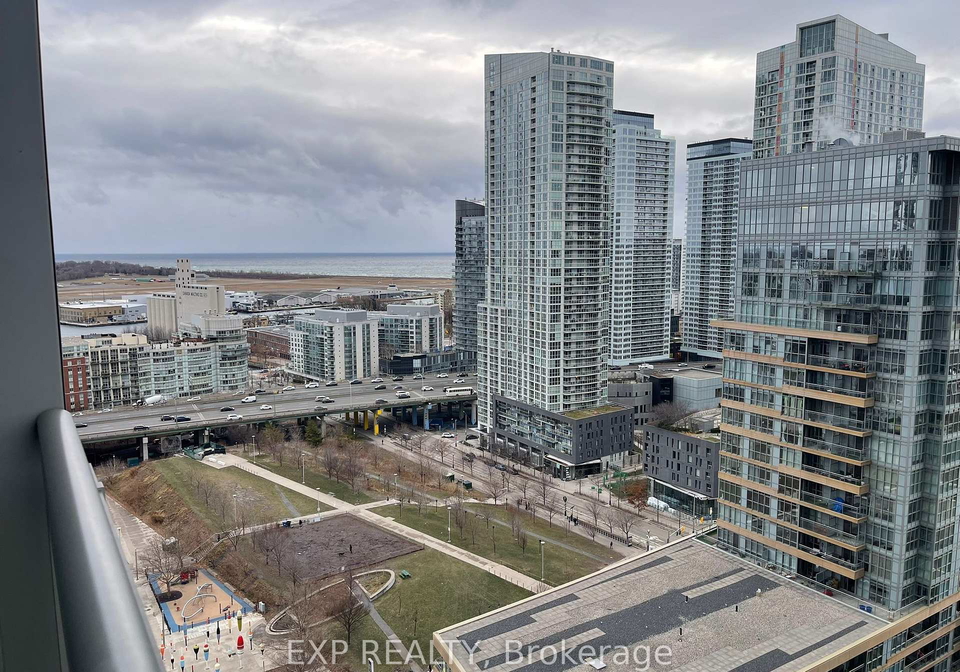 15-iceboat-terrace-toronto-ontario-c12666032