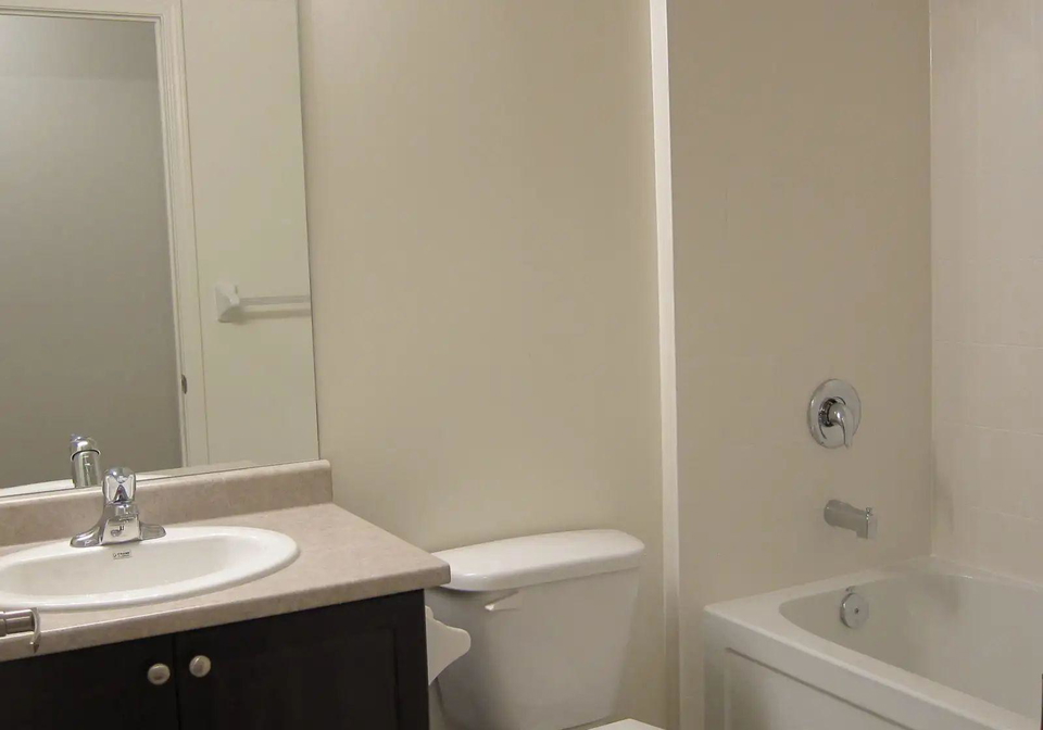 19-grand-trunk-crescent-toronto-ontario-c12673458