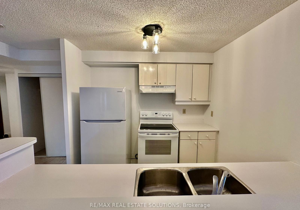 10-yonge-street-toronto-ontario-c12679836