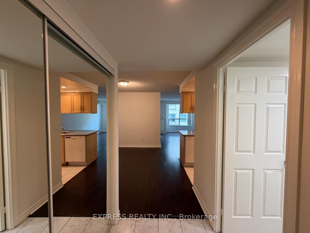 168-simcoe-street-toronto-ontario-c12681596