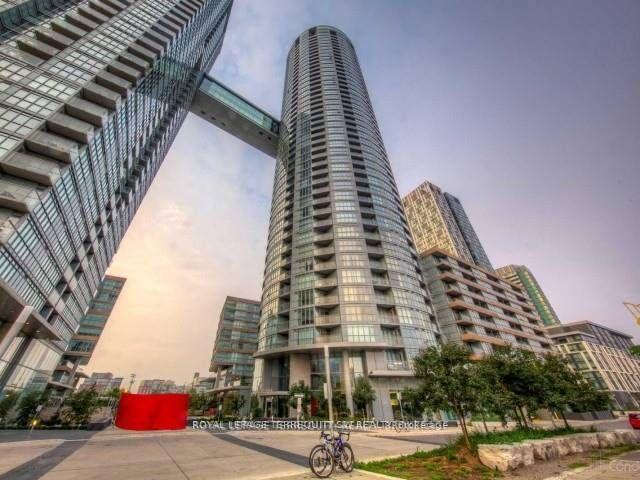 21-iceboat-terrace-toronto-ontario-c12682596